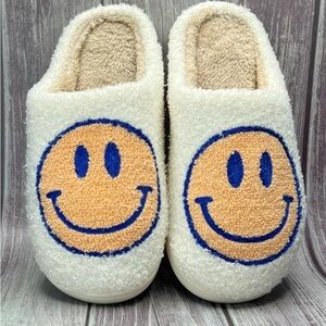 NIP sz 7 Women’s Smiley Slippers